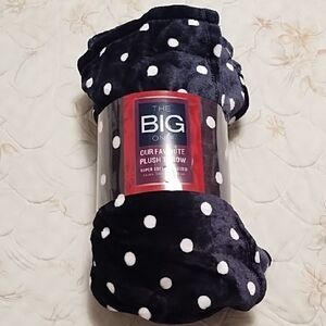 NWT The Big One Gray and White Plush Throw